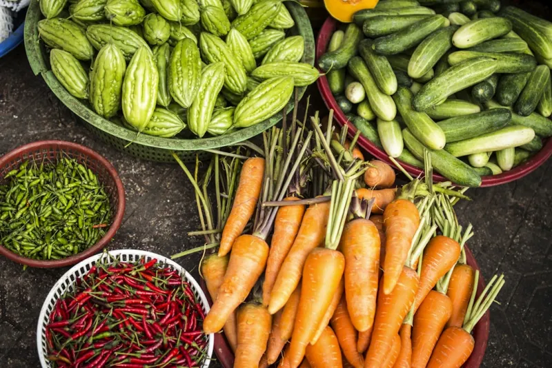 Paniers de légumes frais au marché